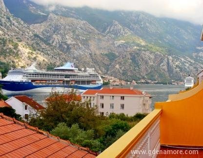 Wohnung Jankovic - 90m vom Meer entfernt, Privatunterkunft im Ort Prčanj, Montenegro - apt.2 terasa brod